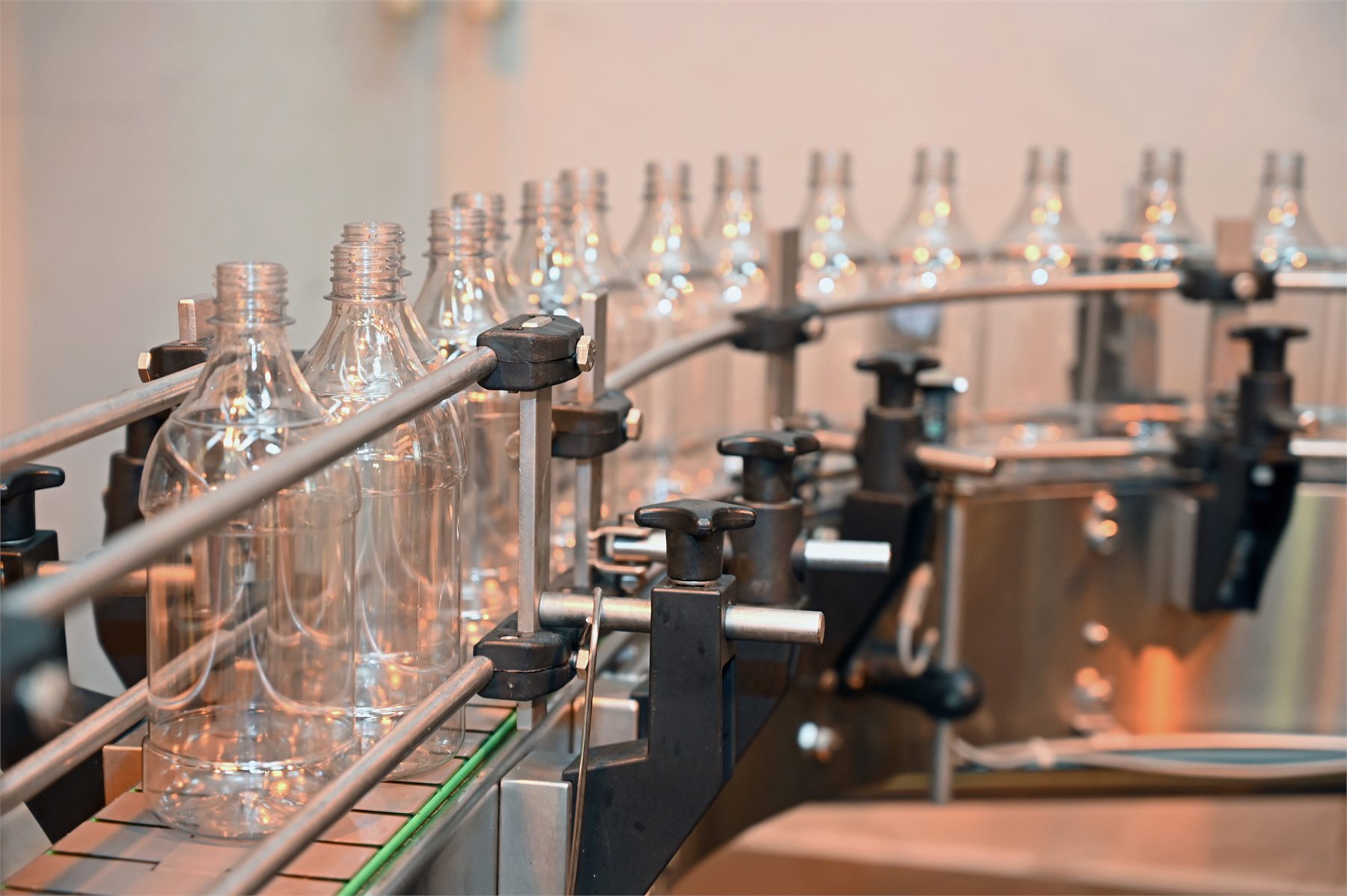 Leere Flaschen vor der Abfüllung mit Moštěnický Sirup